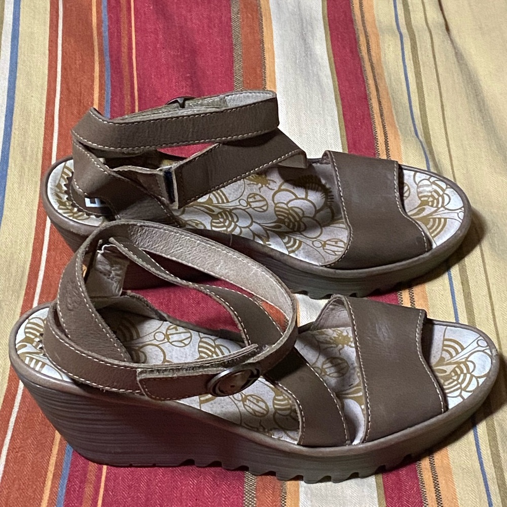 Fly London Toupe Leather Wedge Sandals Sz 8,38 women’s